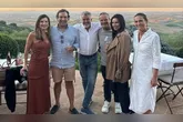 O casal esteve em uma vinícola localizada em Montalcino, na região da Toscana, na noite da última segunda-feira (1º). O local fica no alto de uma colina e oferece vista para o tradicional vale de Val d’Orcia.
