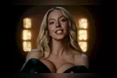 Sydney brinca durante uma partida de sinuca e em uma das cenas chega a quebrar uma formação de bolas de bilhar e após isso se deita sobre a mesa.
