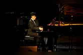 Andres Costa iniciou a trajetória musical aos 10 anos de idade, aprendendo sozinho a tocar o instrumento