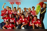 A trama acompanha um grupo de estudantes da fictícia William McKinley High School, em Lima, Ohio, que participa do coral New Directions. Enquanto se prepara para competições musicais, os jovens enfrentam desafios relacionados à adolescência, à aceitação social e aos relacionamentos.