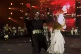 A cantora levou um "Cavalo preto" para o palco que distribuia dinheiro ao público.