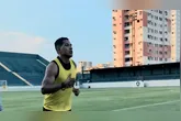 João Lucas, lateral do Remo, inicia transição física após lesão no joelho. Médico do clube prevê retorno rápido ao campo.