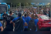 Torcida do Paysandu faz grande festa no aeroporto antes da decisiva partida contra o Brusque.