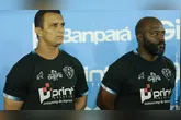 Técnico do Paysandu Junior Rocha ao lado do auxiliar Macaé