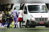Alix Vinícius precisou ser retirado de ambulância após ficar desacordado depois de um forte choque de cabeça com Vitor Hugo na Arena MRV.