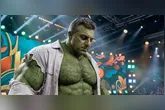 No vídeo, Marcos Mion aparece transformado em Tom Cruise, enquanto Luciano Huck surge como o Hulk.