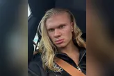 Erling Haaland, astro do Manchester City, cortou os longos cabelos loiros.