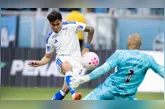 Cruzeiro vence o Grêmio por 4 a 2 com hat-trick de Kaio Jorge, aumentando a tensão na luta contra o rebaixamento.
