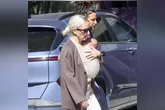 Lady Gaga foi vista com um bebê no colo na última sexta-feira (11).
