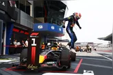 Verstappen triunfa no GP do Bahrein em corrida marcada por chuva forte e atraso