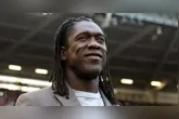 Clarence Seedorf chega ao Brasil para iniciar os trabalhos no Corinthians e tem a missão de afastar o time da zona de rebaixamento do Campeonato Brasileiro.