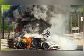 Piloto britânico Ollie Millroy foi resgatado neste sábado (5) de seu carro em chamas após sofrer um acidente