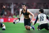 Vitor Bueno bateu direto para o gol e contou com um desvio no caminho para enganar o goleiro Matheus Cunha e balançar as redes.