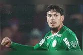 O Palmeiras avança nas quartas da Libertadores com raça e defesa sólida.