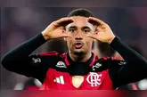 Flamengo brilha no Maracanã e vence o Cruzeiro por 2 a 1.