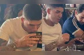 Zé Vaqueiro experimenta tacacá e açaí em Belém, enquanto se prepara para gravação do DVD 'Diamante – Ao Vivo em Belém'.