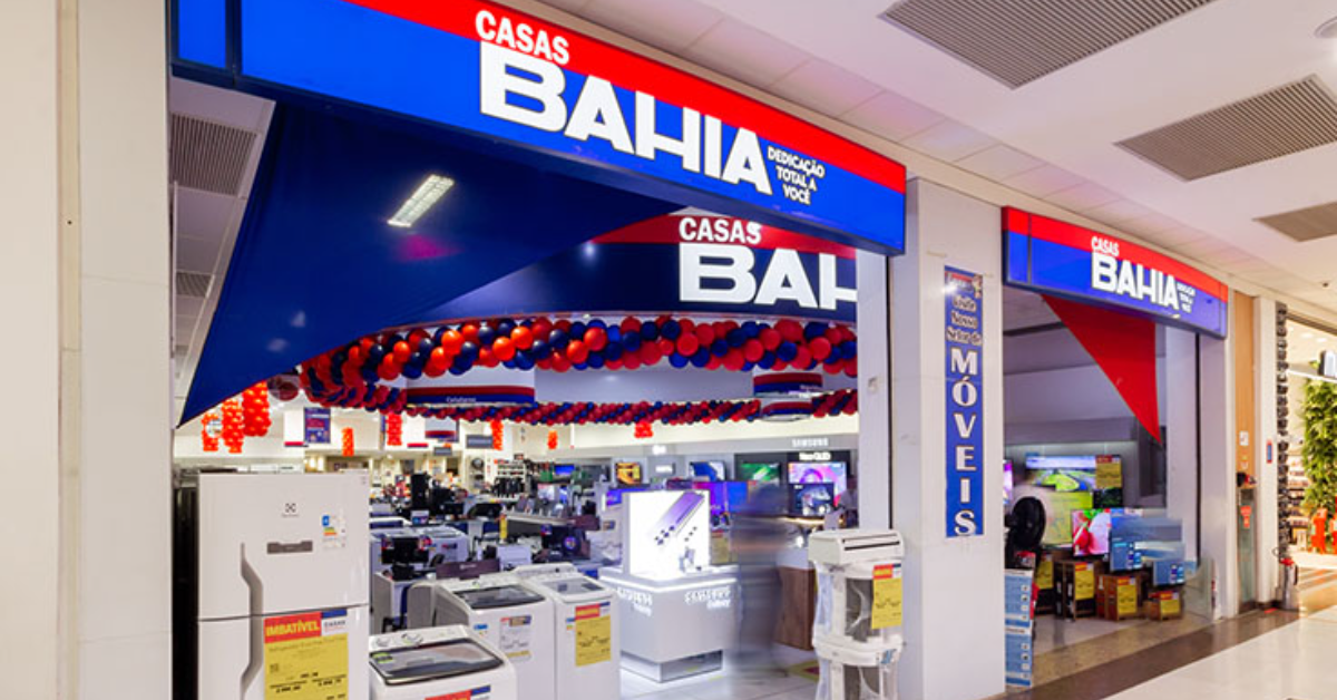 O Grupo Casas Bahia entrou com pedido de recuperação judicial em São Paulo. A empresa citou juros elevados, restrição ao crédito, aumento do custo financeiro e pressão sobre o consumo entre os fatores que agravaram sua situação.