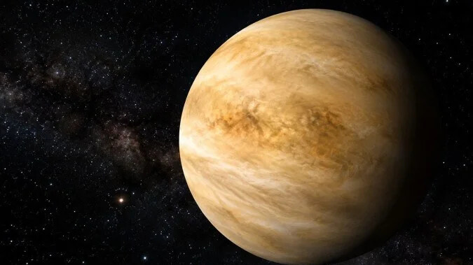 Neste dia, Vênus brilhará intensamente no céu. Descubra como observar este belo planeta a olho nu sem equipamentos astronômicos!