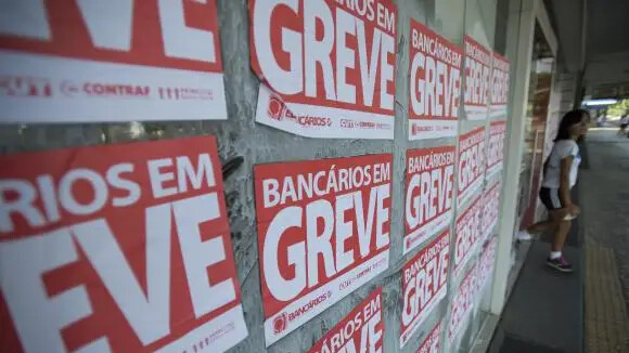Grave dos bancários: a categoria decidiu cruzar os braços após rejeitar a proposta apresentada pela Federação Nacional dos Bancos (Fenaban) durante as negociações salariais.