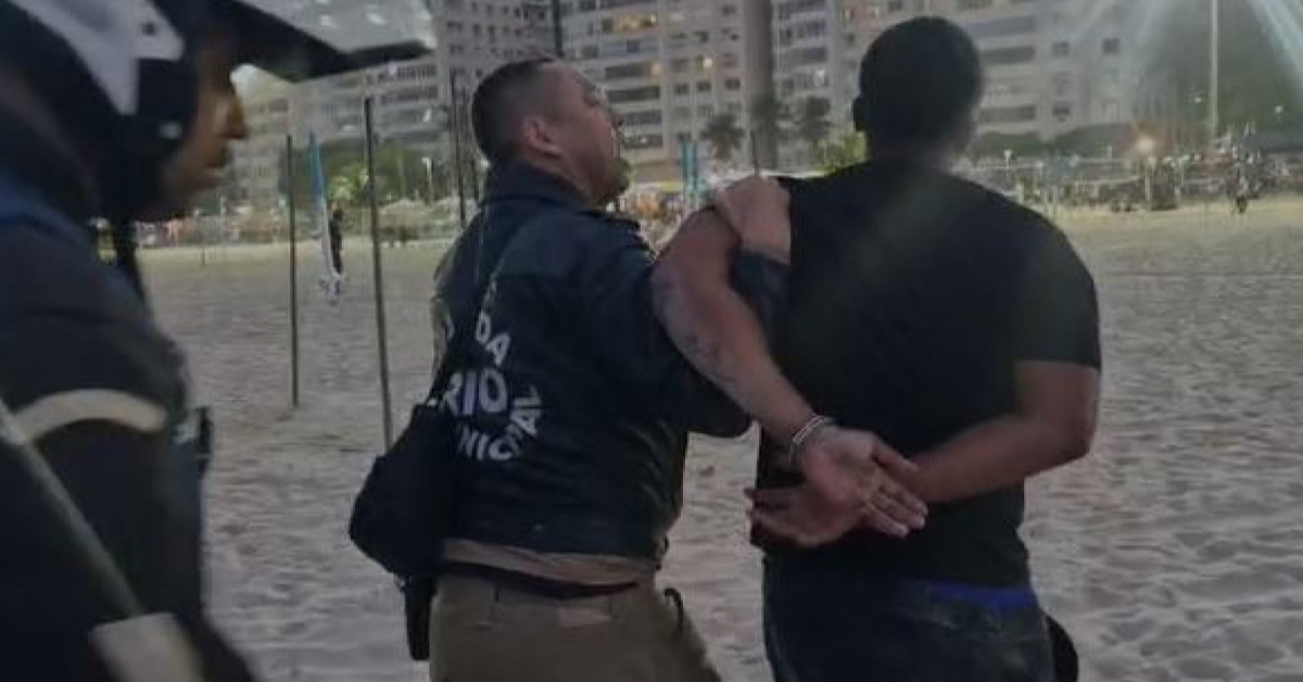 Um turista colombiano foi vítima do chamado "golpe da maquininha" em Copacabana, no Rio. Segundo a Seop, ele teria sido cobrado em R$ 1 mil por um biscoito globo e um biquíni.