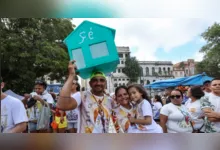 Os objetos levados pelos devotos durante a grande procissão do Círio são formas encontradas para agradecer graças alcançadas ou demonstrar pedidos feitos a Nossa Senhora de Nazaré.