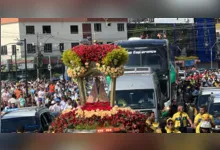 Corredores de rua acompanham a imagem peregrina de Nossa Senhora de Nazaré durante o Traslado para Ananindeua e Marituba, na passagem pelo bairro de São Brás, em Belém.