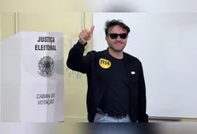 Renan Santos vota em SP e critica o cenário eleitoral e o Judiciário, destacando a ausência de debates nas eleições 2026.