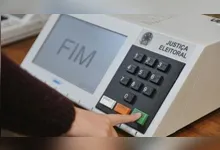 Aprenda como justificar sua ausência e pagar a multa das Eleições 2026. Veja prazos e documentos necessários para regularizar sua situação.