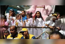 Crianças participam dos tradicionais carros dos anjos durante a Romaria das Crianças, em Belém.