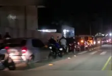 Imagens registradas no local mostram uma fila de veículos nem um posto de combustíveis.