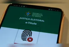 Quem tem biometria cadastrada e fotografia digital pode usar o e-Título como documento oficial de identificação na hora de votar.