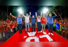 Lula discursa para cerca de 100 mil pessoas em Belém ao lado de Hana, Helder e Chicão.