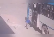 Motorista do ônibus arrancou antes da criança e mãe descerem e quase resulta em fatalidade