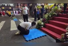 A jovem conseguiu pagar a promessa, após percorrer 3 quilômetros de joelhos