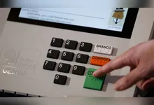 Com a finalidade de não esquecer os candidatos na hora de votar, já que o uso do celular não é permitido dentro das cabines, a chamada 'colinha' ou anotação em papel é permitida pela Justiça Eleitoral.