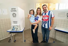 Ao lado da primeira-dama Fabíola Normando e da filha caçula, o gestor concedeu entrevista à jornalistas no local e destacou a importância desse momento para a democracia do país.