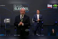 Repercussão do debate Lula e Flávio Bolsonaro na imprensa internacional, com ênfase nas acusações mútuas e no tom tenso.