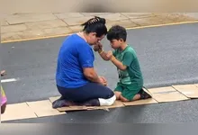 A cena emocionante do Círio 2026: um menino de 6 anos incentiva a mãe a cumprir uma promessa. Confira essa demonstração de fé!