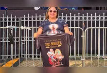 Alinny Corrêa chegou 12 horas antes do show de Frei Gilson na Praça Santuário em Belém. Entenda sua devoção e o impacto do sacerdote.