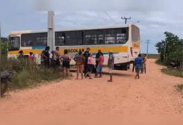 As jovens trafegavam na moto quando teriam sido surpreendidas por uma manobra do ônibus.