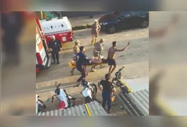 Equipes do Samu e do Corpo de Bombeiros prestam primeiros socorros a homem vítima de afogamento na Praia do Mangal, em Tucuruí (PA).
