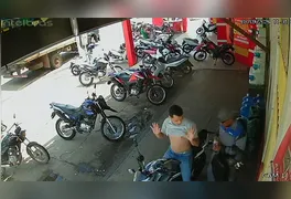 Câmera de segurança registra o exato momento em que o passageiro da motocicleta aborda a vítima perto da rotatória da BR-422, em Tucuruí.