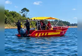 Equipes do Corpo de Bombeiros e mergulhadores especializados realizam varredura no local para tentar localizar o jovem