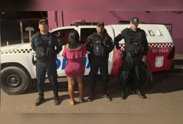 Suspeito fugiu para área de mata ao notar a aproximação da viatura; companheira do homem foi conduzida à delegacia.
