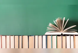Seleção de leituras para o mês reúne obras de ficção, não ficção, romantasia e reflexões sobre a sociedade atual.