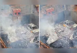 Família fica desabrigada após sinistro; moradores relatam oscilações na rede elétrica antes do surgimento do fogo.