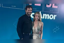 Lili Reinhart e Tom Bateman detalham as mudanças da versão cinematográfica do fenômeno literário de Ali Hazelwood.