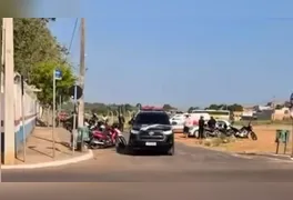 Invasão no bairro Santana assusta alunos e funcionários; suspeito em surto foi contido por populares e levado à delegacia.