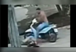 Vítima foi atacada com golpes de capacete e ameaçada de morte; agressor resistiu à prisão e danificou veículo da Polícia Militar.