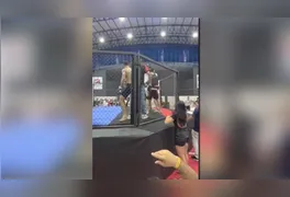 Integrantes de equipe invadiram a área do combate após o fim do confronto no Ginásio Poliesportivo Carlinho Mezzomo.